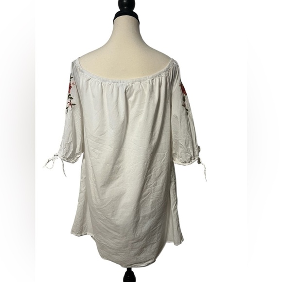 Hinge size small oversized lined embroidered floral tunic top . Scoop neck. 🌸 - Picture 4 of 9